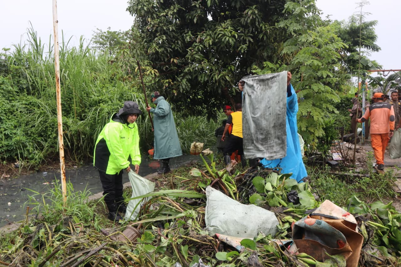 TNI-Polri Bersama Warga, Kerja Bakti Serentak di 17 Kecamatan Bekasi