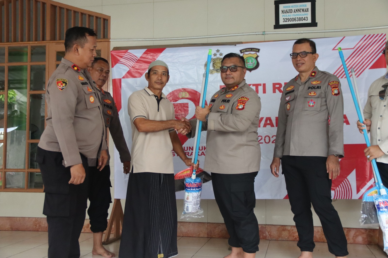 Kapolres Kepulauan Seribu Gelar Bakti Religi di Masjid Al Hidayah Pulau Harapan, Serahkan Bantuan Alat Kebersihan