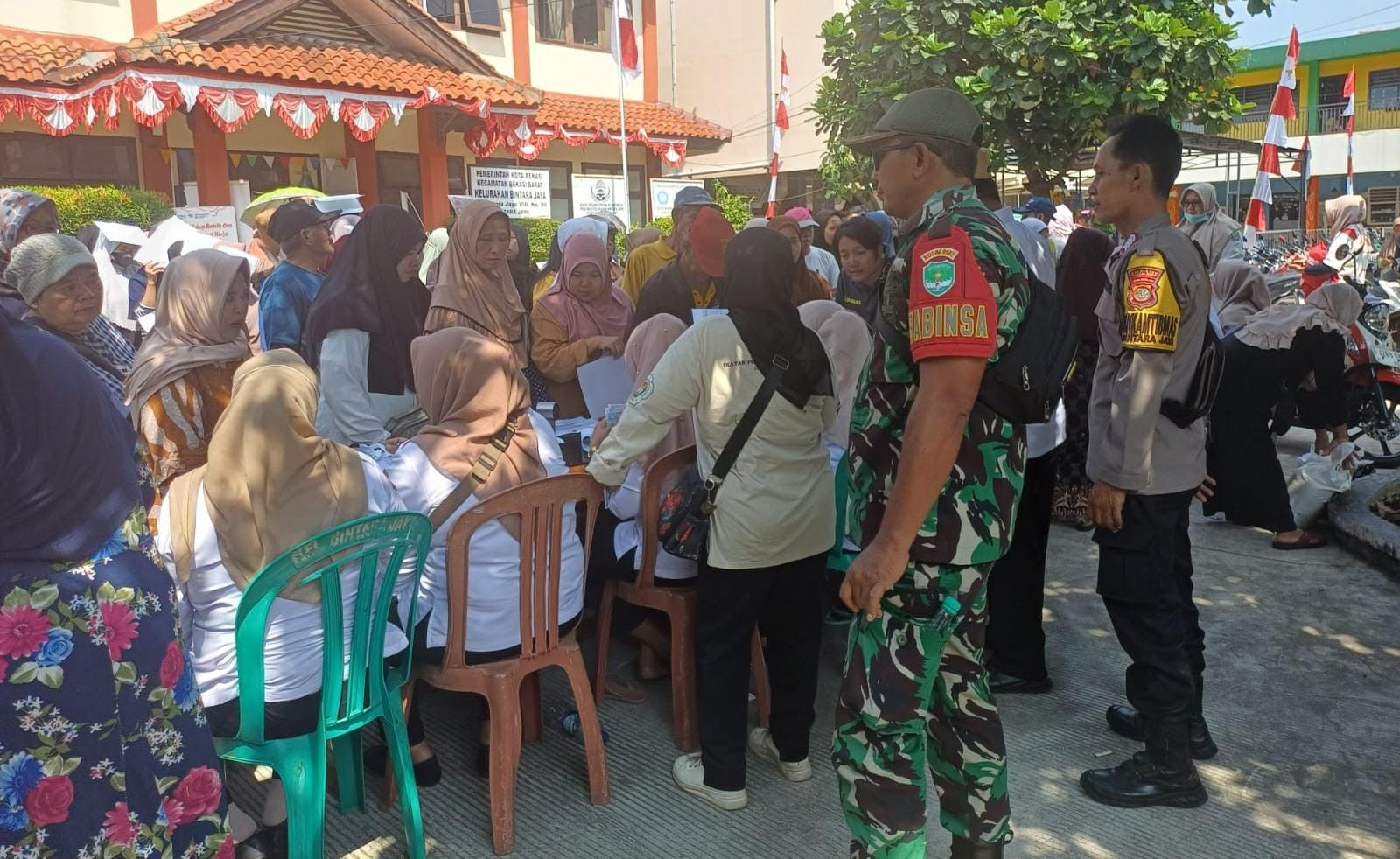 Sinergi TNI - Polri Kawal Penyaluran Bantuan Beras untuk 824 Warga Bintara Jaya