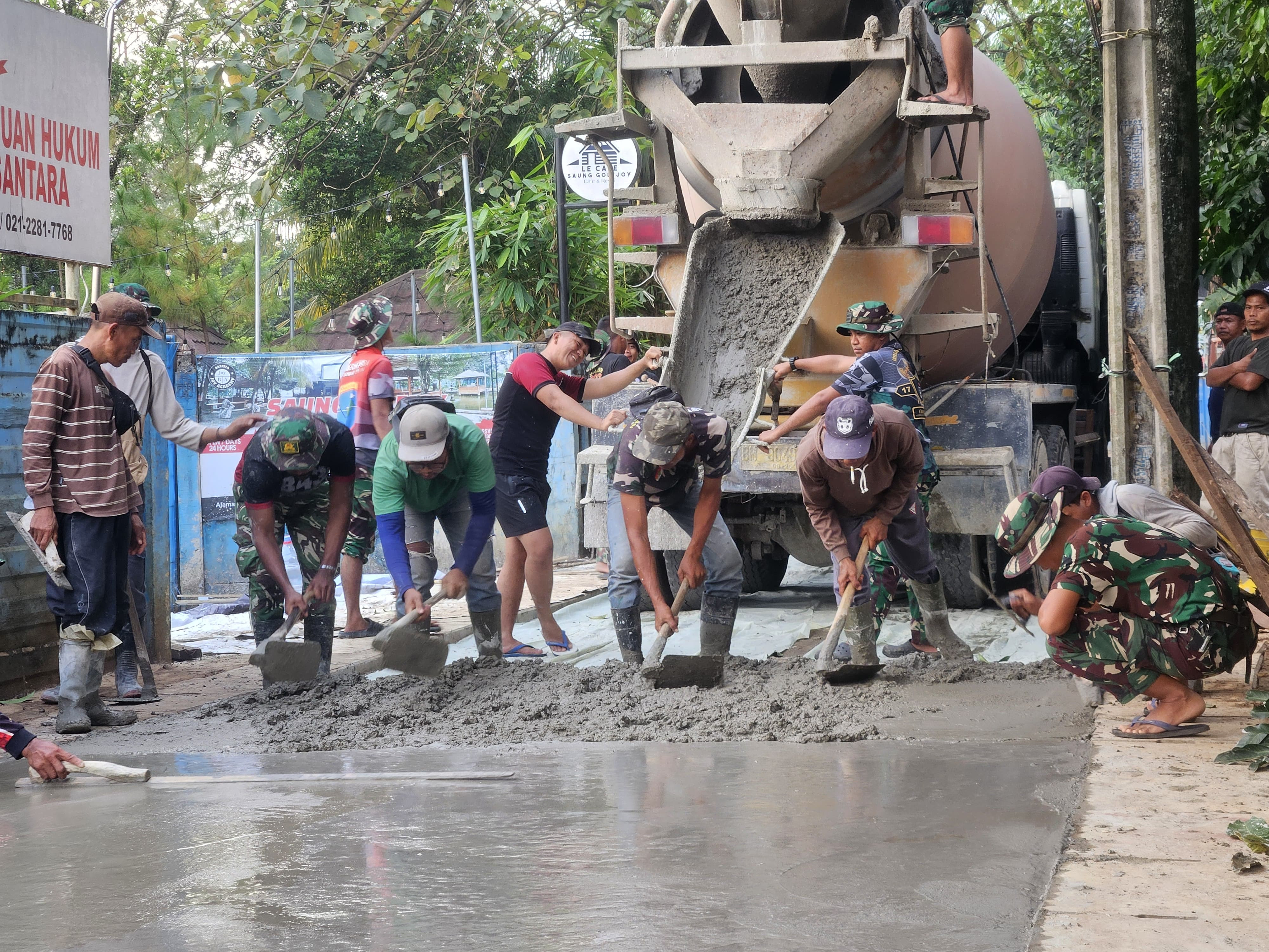 Siang Malam Dikebut, Pengecoran Jalan Simin Gaer di Kelurahan Jatirangga Terus Dipacu Demi Kepentingan Warga