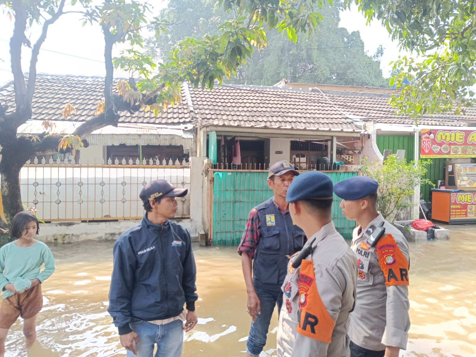 TANGGAP BENCANA, BRIMOB POLDA METRO JAYA KERAHKAN BATALYON C PELOPOR LAKSANAKAN PATROLI SAR DI WILAYAH TANGERANG