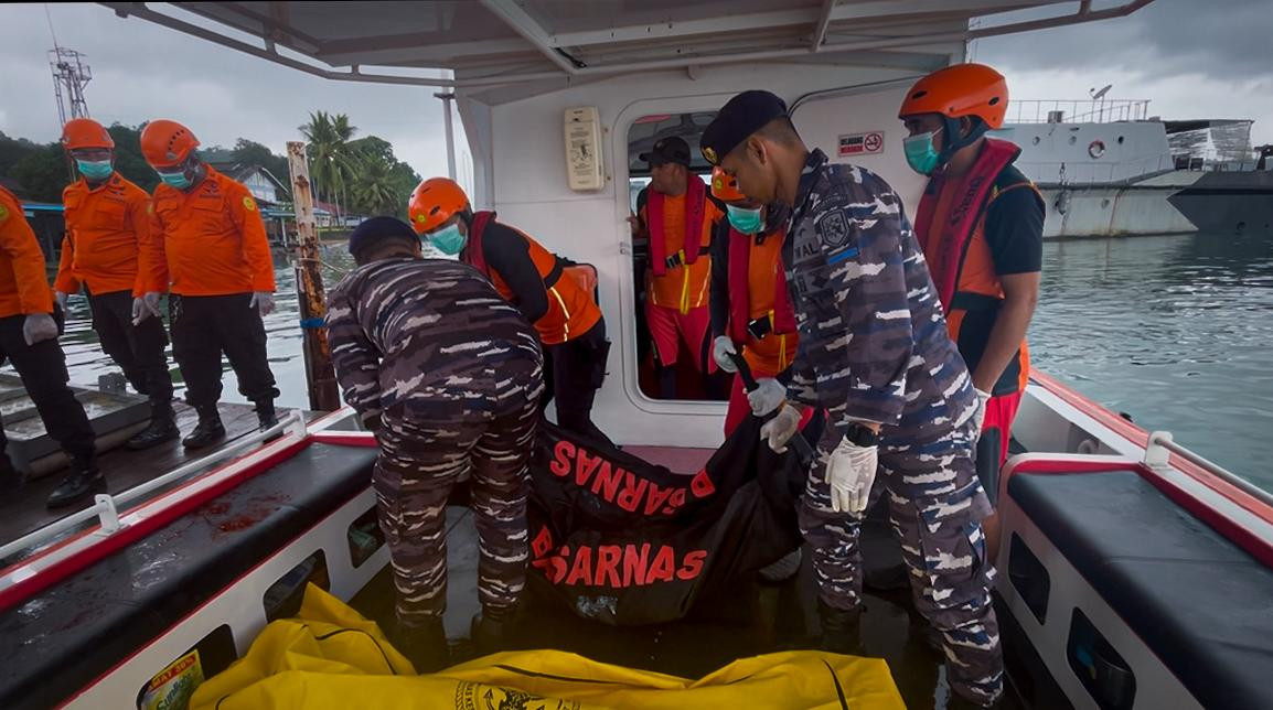 Latih Kesiapsiagaan dan Response Time, Lantamal IX Ambon Laksanakan Latihan SAR Laut Siap Hadapi Situasi Darurat Berkolaborasi Dengan Instansi Terkait