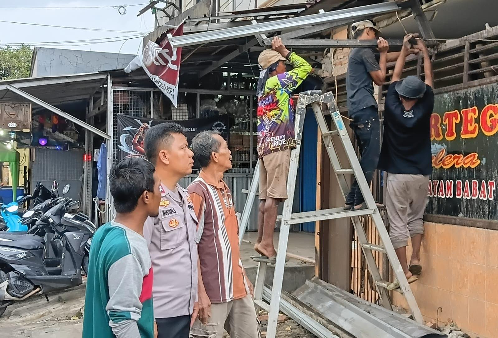 Respons Cepat Cuaca Ekstrem, Polsek Jatiasih Pantau Kerusakan Rumah Warga Akibat Angin Kencang