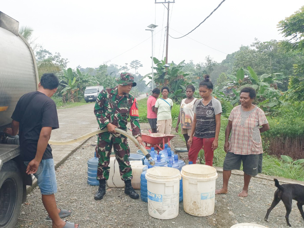 Distribusi Air Bersih kepada Warga, Koramil 1710-03/Kuala Kencana Bantu Penuhi Kebutuhan Masyarakat