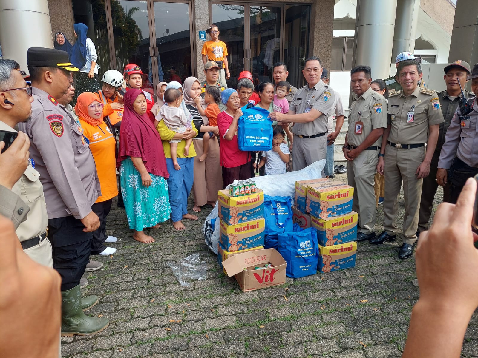 Polisi Hadir, Masyarakat Tak Sendiri di Tengah Banjir