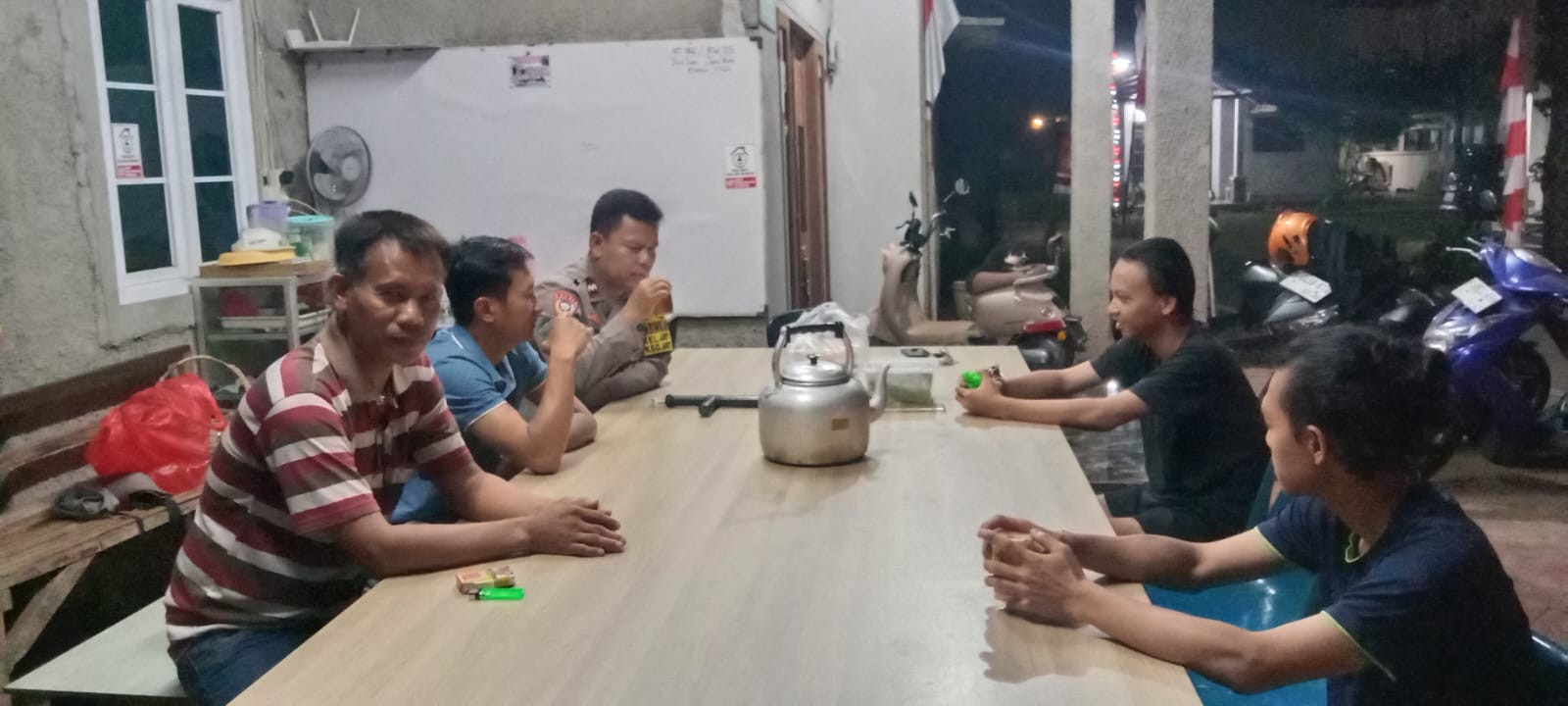 BHABINKAMTIBMAS JATISARI SAMBANGI WARGA, AJAK WARGA PERKUAT KEAMANAN LINGKUNGAN