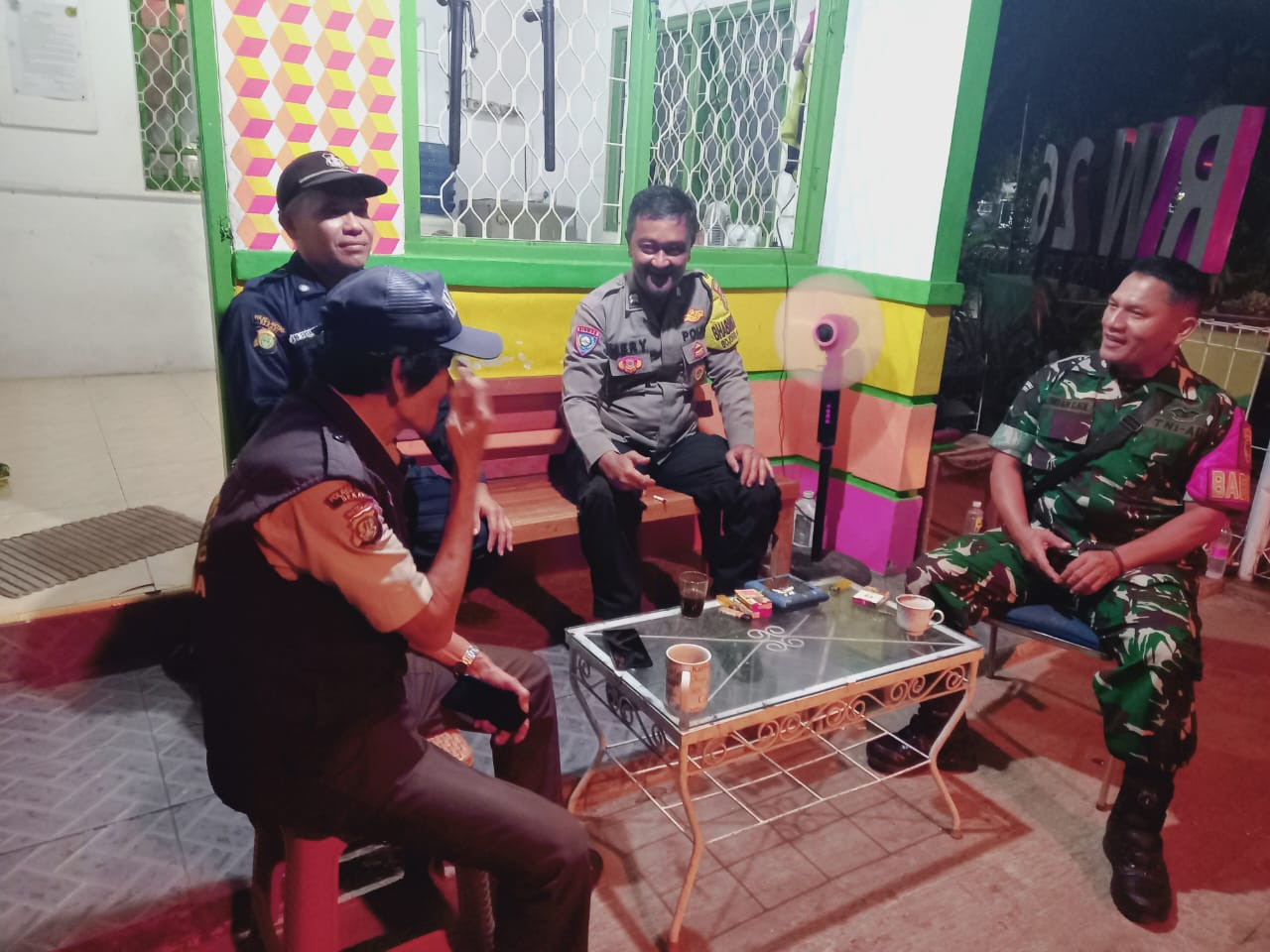 Sinergitas TNI-POLRI, Bhabinkamtibmas dan Babinsa Patroli Malam di Bojong Rawalumbu