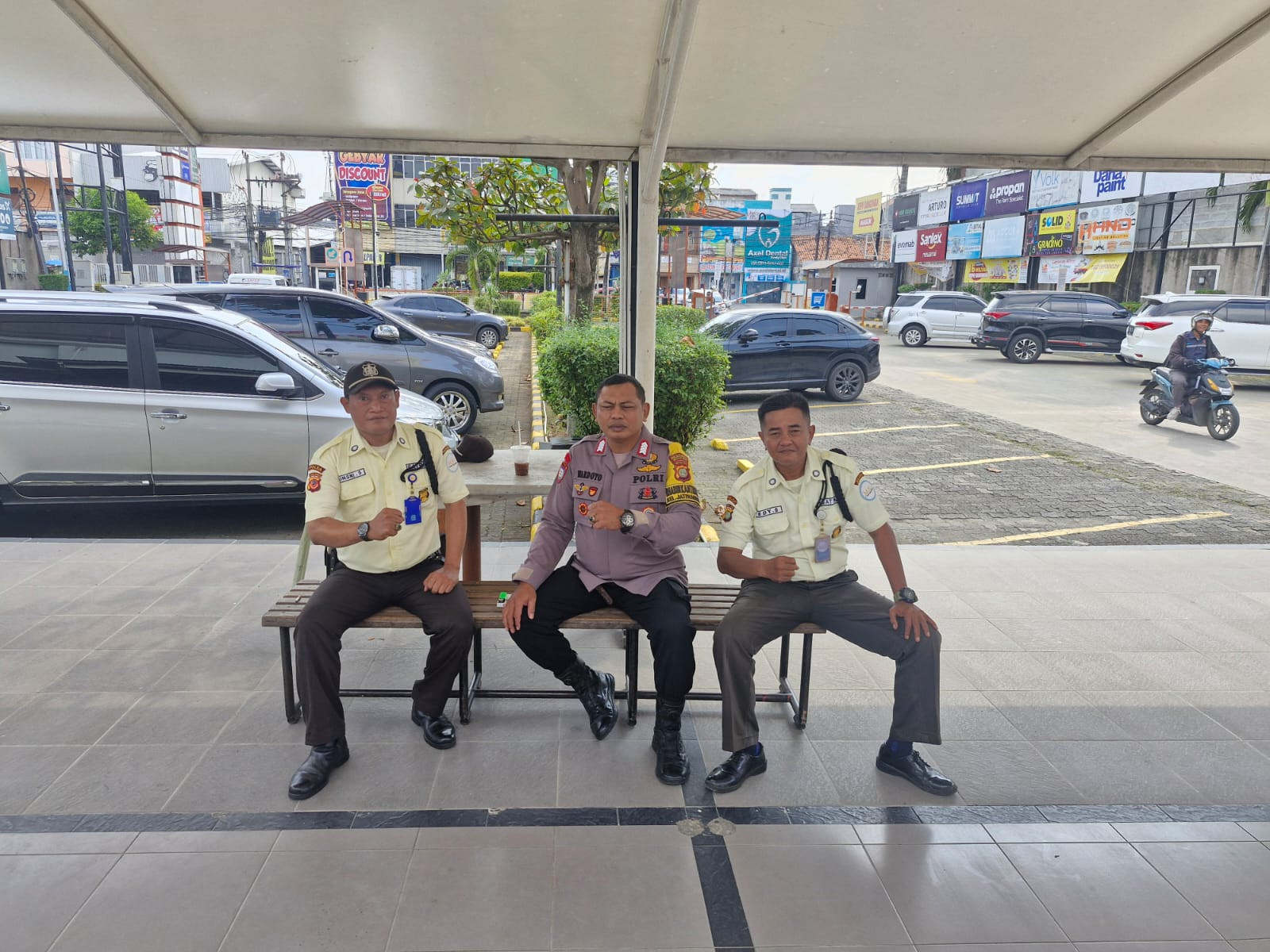 Sinergi Polri dan Warga: Bhabinkamtibmas Jatiwaringin Sambangi Keamanan Depo Bangunan, Ajak Warga Waspada Gangguan Kamtibmas