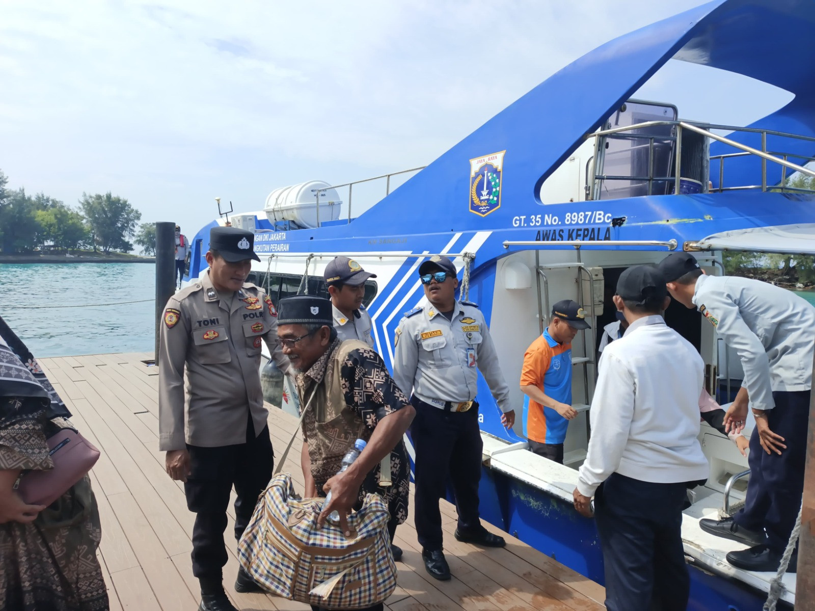 Polisi Humanis Polsek Kepulauan Seribu Selatan Amankan Dermaga, Cegah Peredaran Narkoba dan Miras