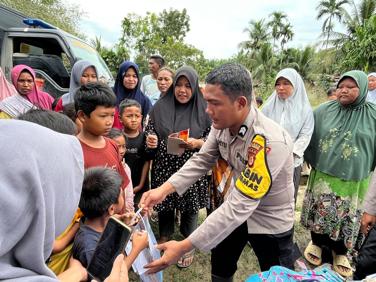 Bhakti Pendidikan Polri, Kapolda Aceh Kirim Bantuan Perlengkapan Sekolah untuk Anak-anak Desa Seumadam