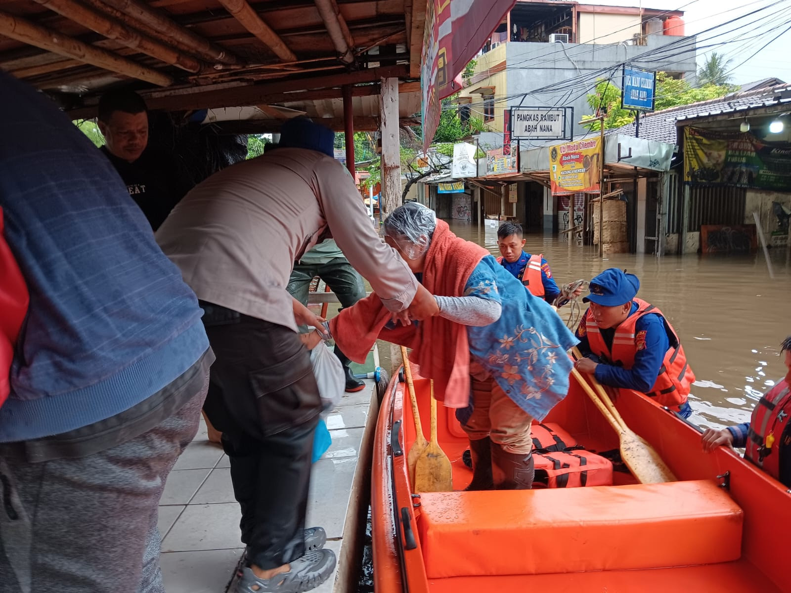 Polairud Polda Metro Jaya Evakuasi Warga Terdampak Banjir di Pondok Karya Jaksel