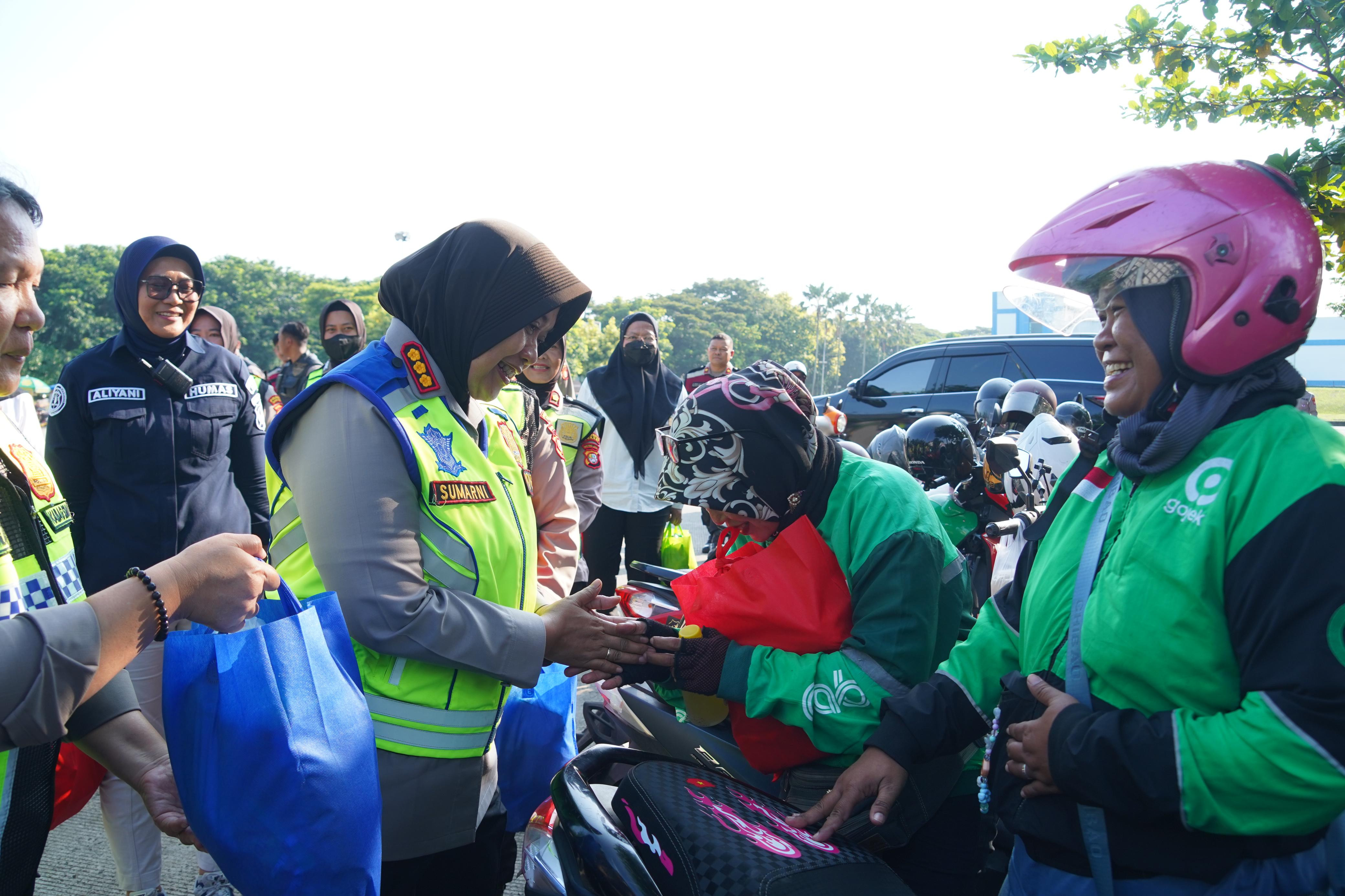 Kapolres Metro Bekasi Salurkan 400 Paket Sembako untuk Perempuan Pejuang di Hari Kartini