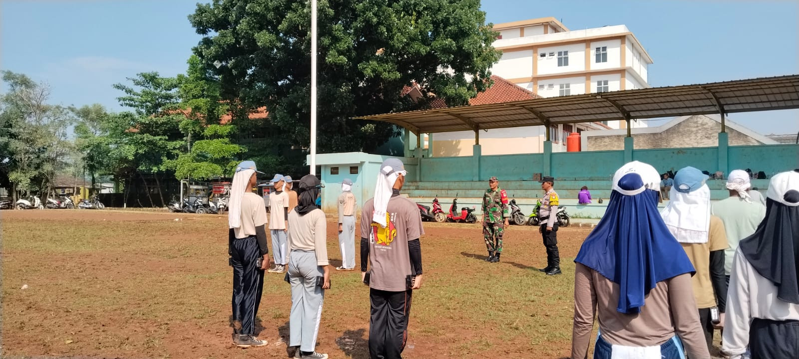 Bhabinkamtibmas dan Babinsa Jatisampurna Latih Paskibra Sambut HUT RI ke-80