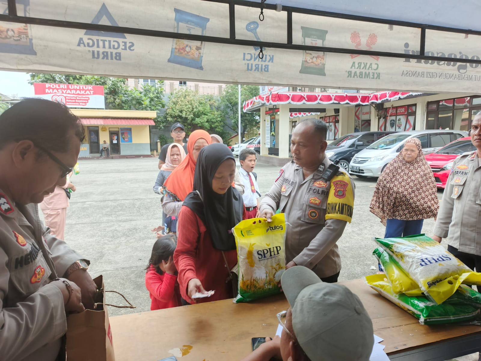 Polsek Koja dan Bulog Gelar Gerakan Pangan Murah, Ratusan Warga Antusias Beli Beras SPHP