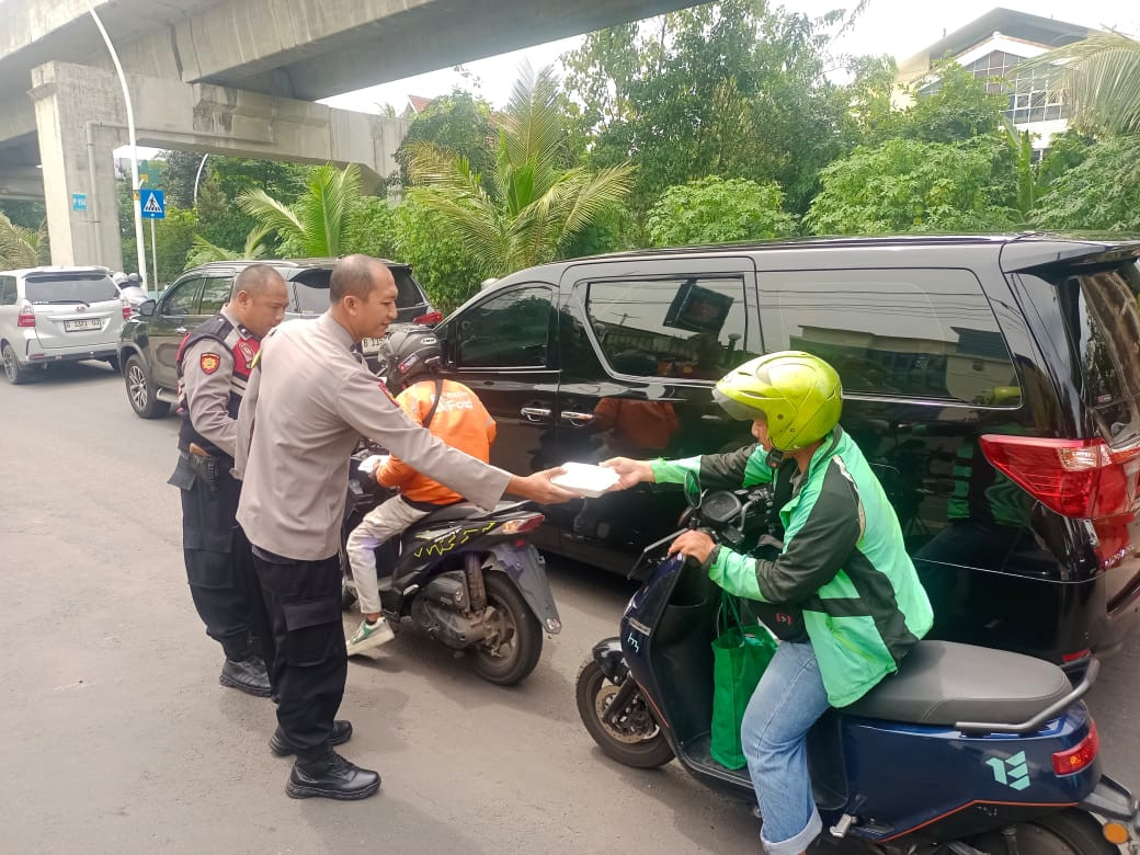 Polsek Kelapa Gading Gelar Jumat Peduli, Bagikan 50 Nasi Kotak untuk Ojol dan Warga