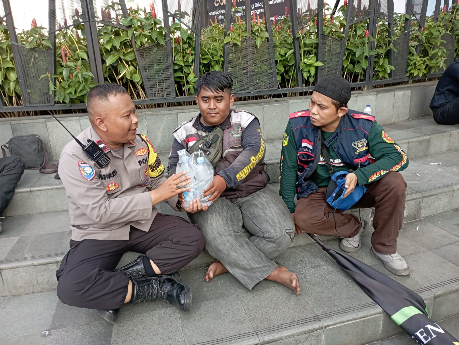 Bhabinkamtibmas Duri Pulo Dampingi Aksi Damai Ojol di Jakarta Pusat