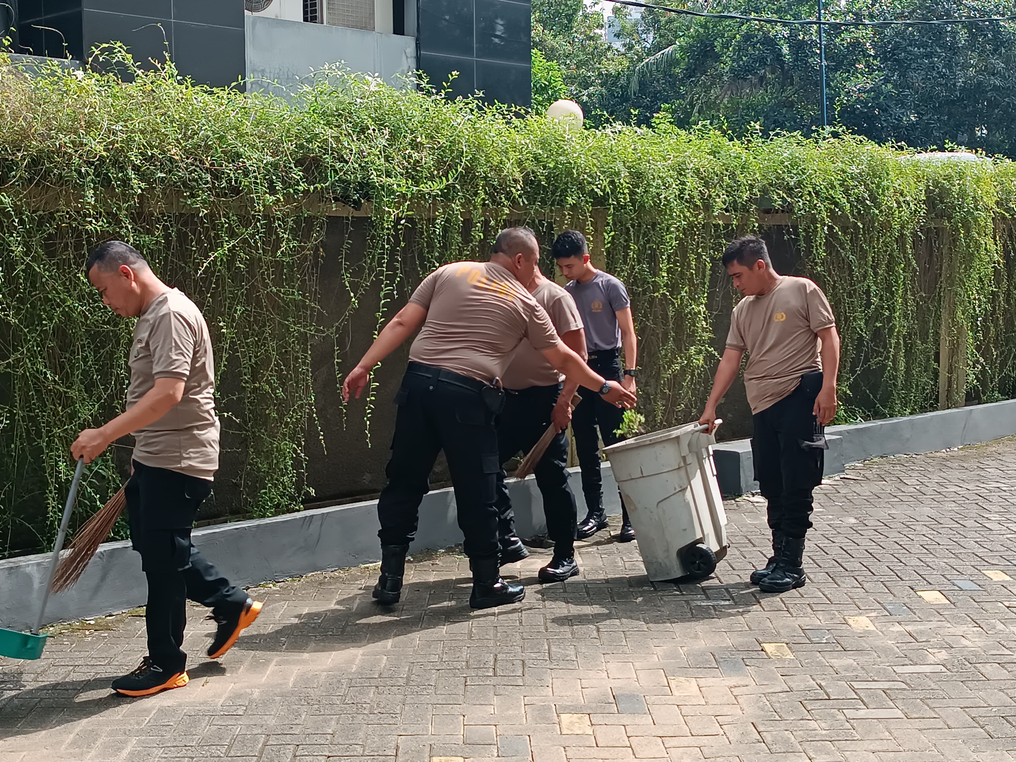 Polsek Kelapa Gading Gelar Bakti Religi di Gereja GEKARI, Wujud Harmoni dan Pengabdian di Hari Bhayangkara ke-79