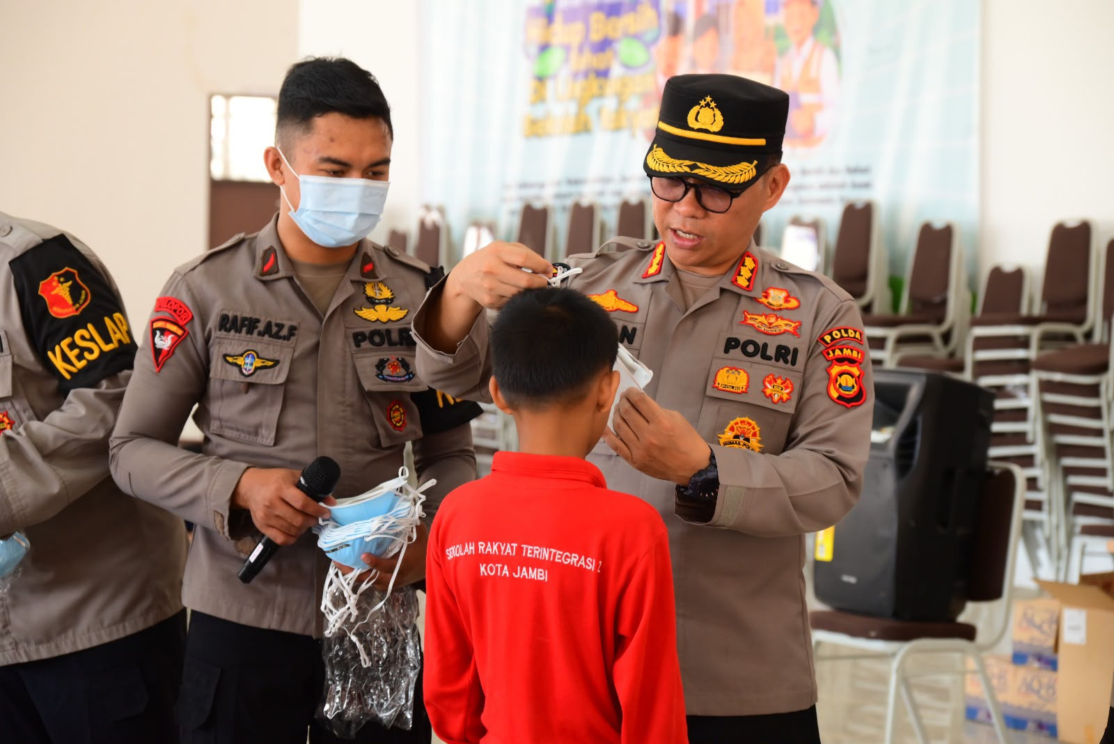 Di Tengah Kabut Asap Karhutla, Brimob Polda Jambi Beri Motivasi serta Perhatian Kesehatan Pelajar Sekolah Rakyat
