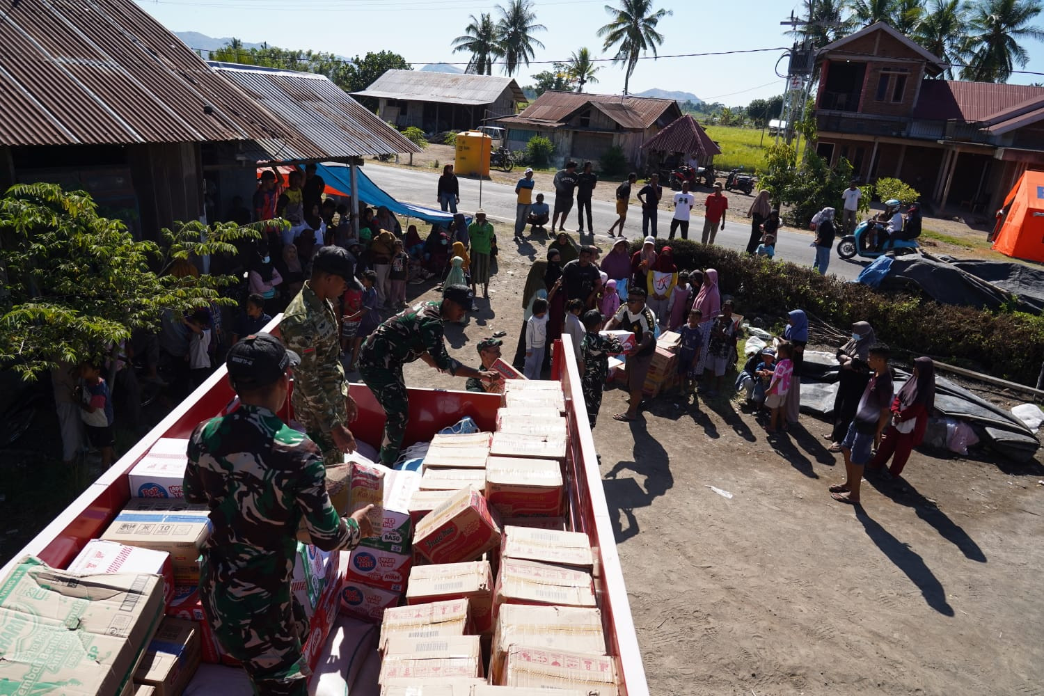 Hari Kedua Belas Penanganan Gempa NTT, TNI Kirim 925,638 Ton Bantuan