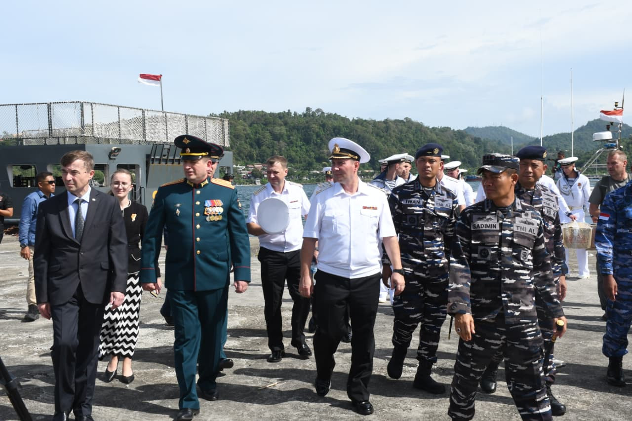 Danlanal Sabang Sambut Kedatangan Duta Besar dan Atase Pertahanan Rusia, serta Crew Kapal Perang RFS Marshal Shaposhnikov-543