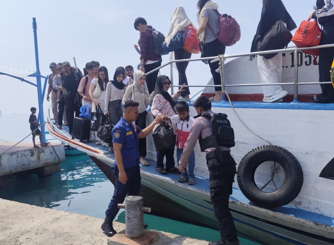 Polisi Humanis Bantu Penumpang Turun dari Kapal, Polsek Kepulauan Seribu Utara Tingkatkan Pengamanan Dermaga