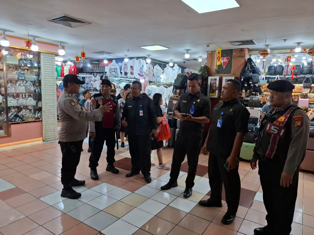 Patroli Jalan Kaki Polsek Pademangan Perketat Keamanan di ITC Mangga Dua