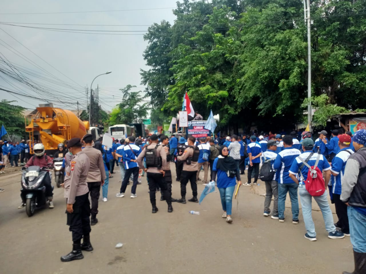 Ratusan Buruh Geruduk PT Nirwana Lestari, Tuntut Keadilan atas PHK Sepihak