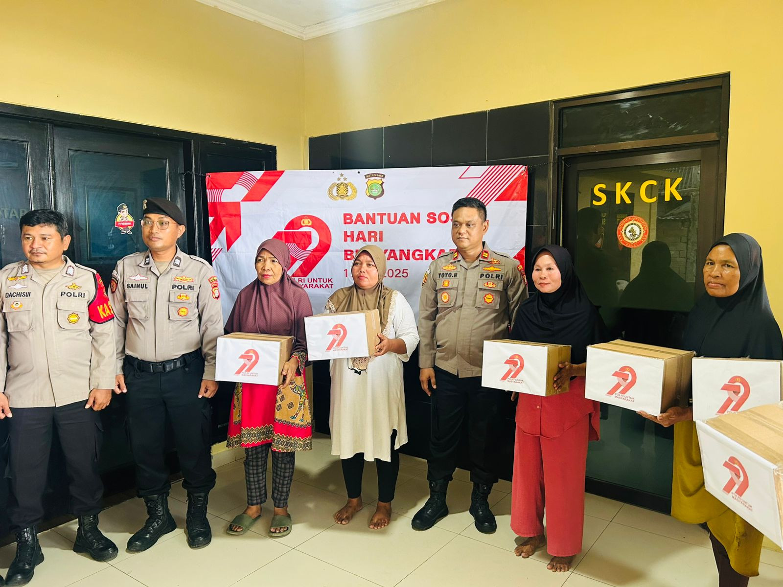Polsek Kepulauan Seribu Utara Salurkan 20 Paket Sembako, Wujud Kepedulian di Hari Bhayangkara ke-79
