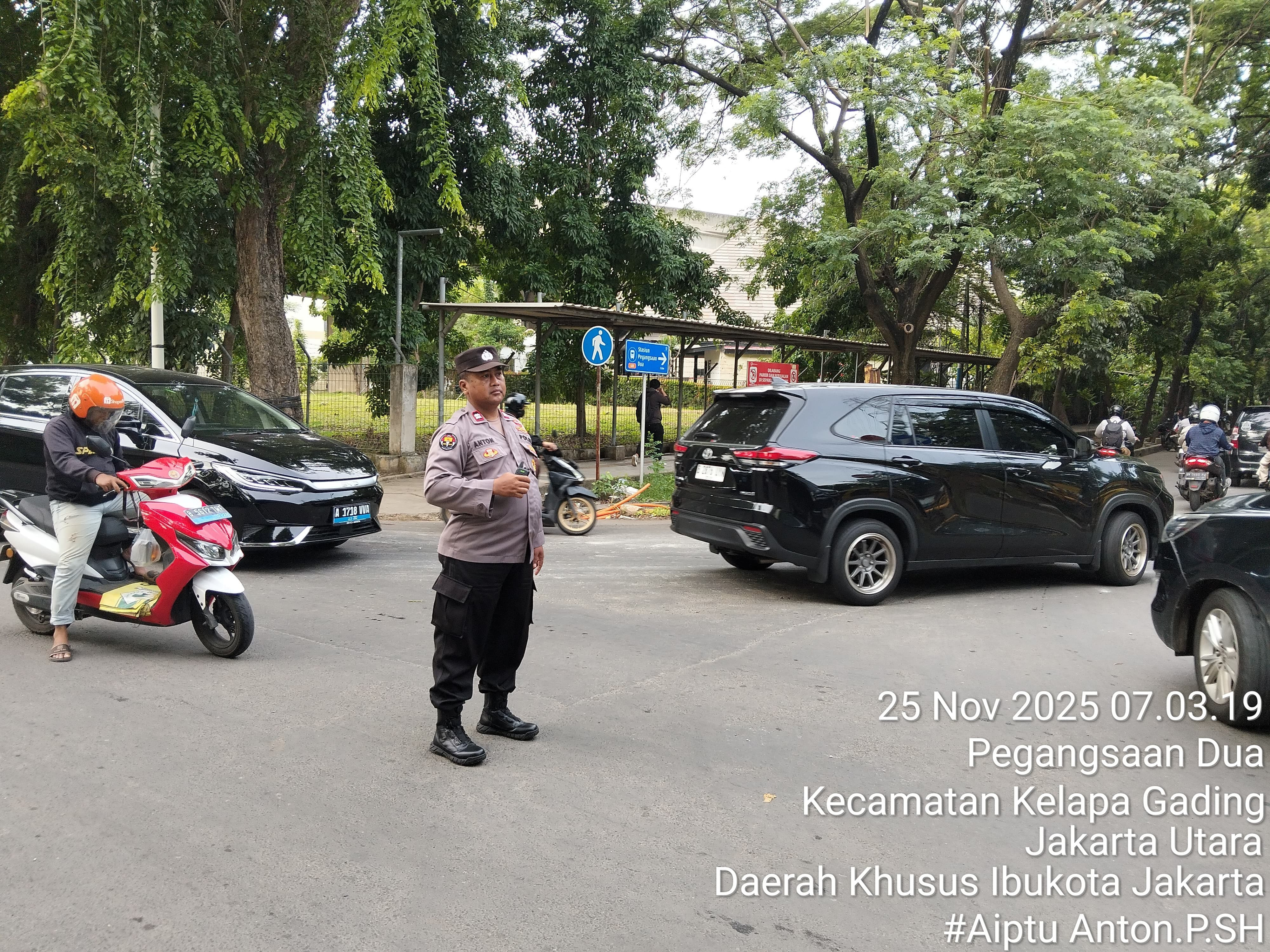 Polsek Kelapa Gading Lakukan Pengaturan Lalu Lintas dan Pantau Titik Rawan Macet serta Banjir