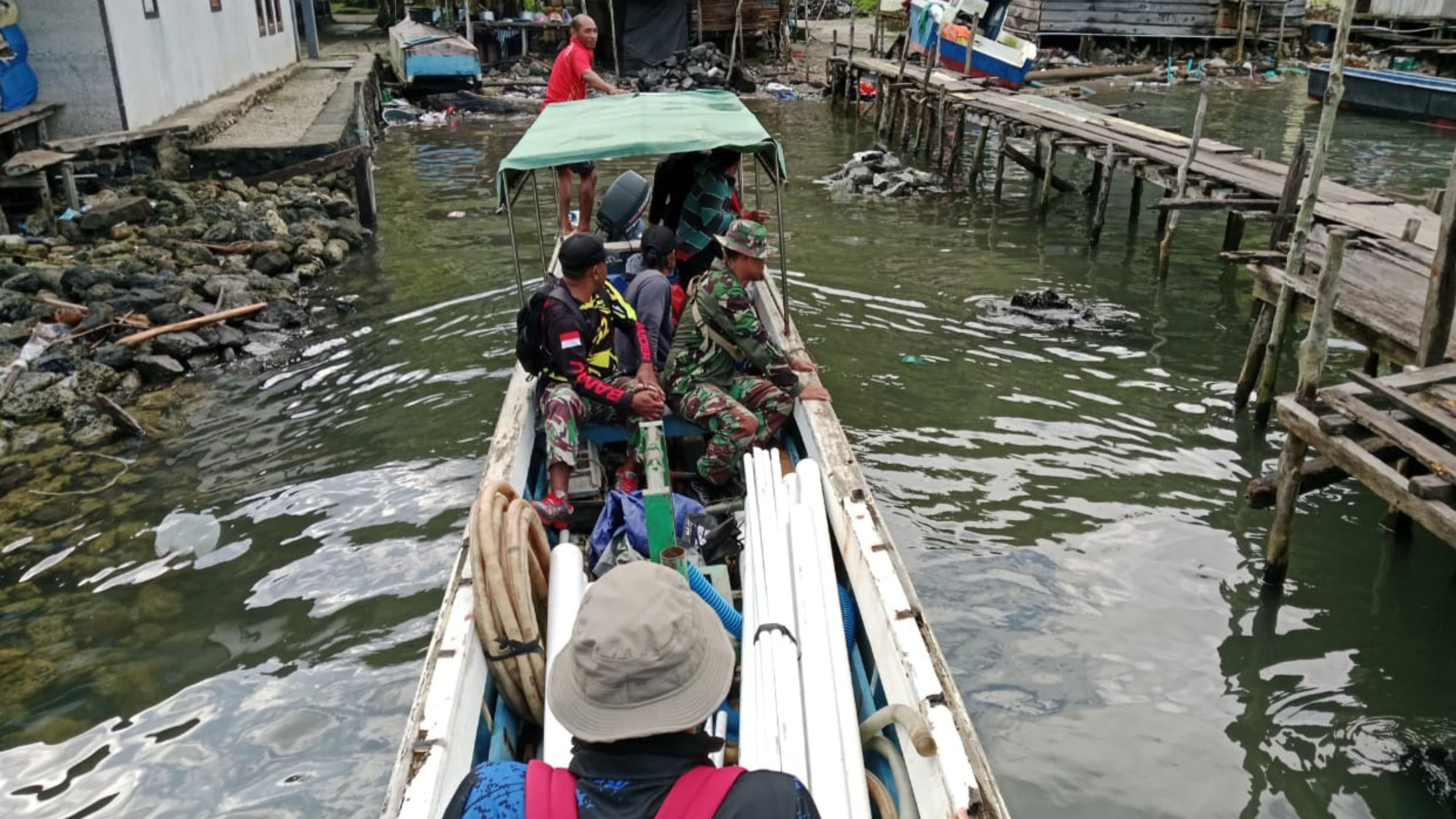 Menyeberangi Lautan, Satgas TMMD Kodim 1501/Ternate Wujudkan Harapan Air Bersih di Desa Guaria