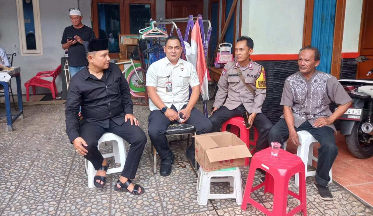 Bhabinkamtibmas Bintarajaya Hadiri Pemakaman Tokoh Masyarakat, Jalin Silaturahmi dengan Warga