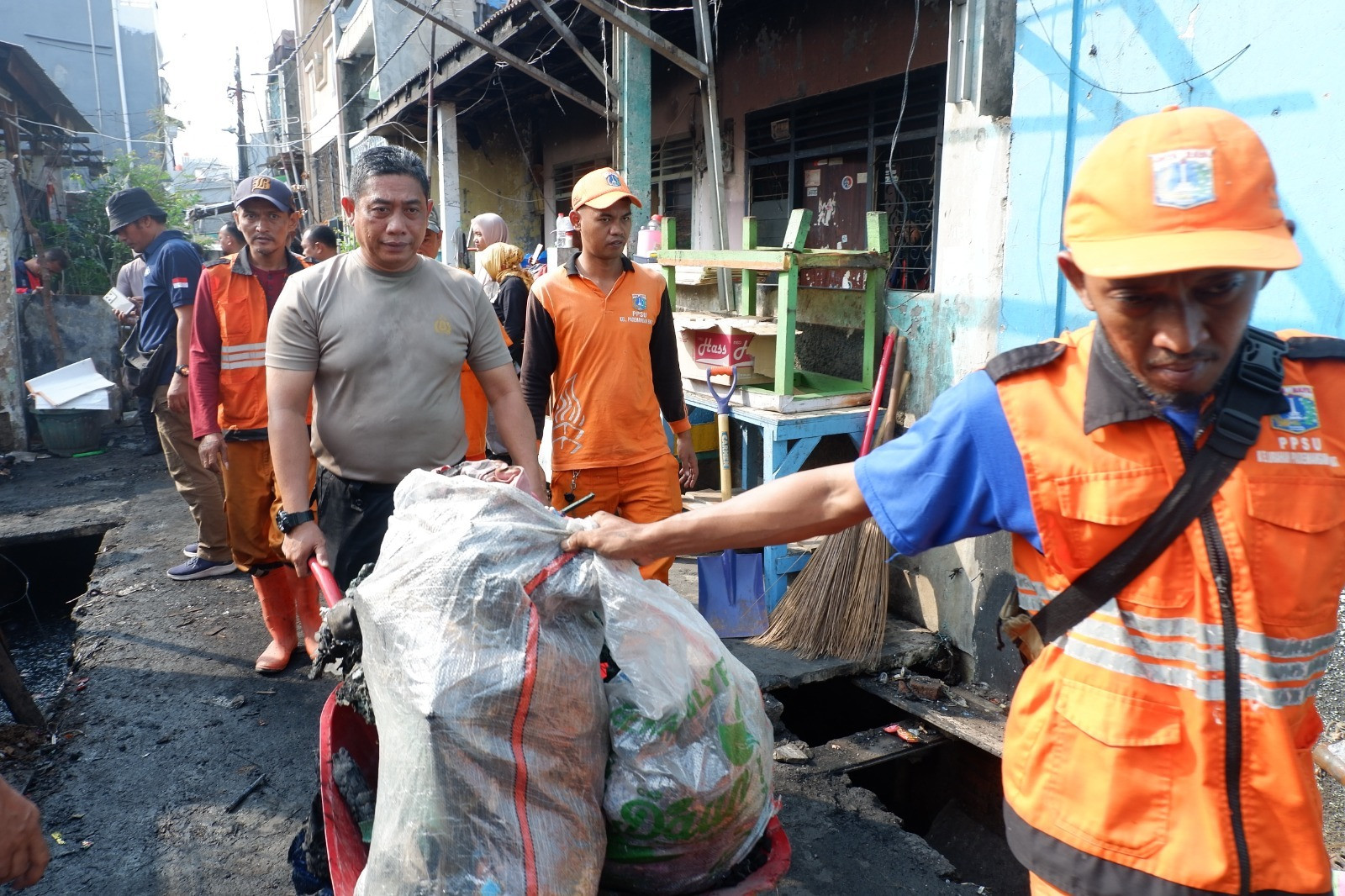 Polsek Pademangan Bersama Warga Kerja Bakti Bersihkan Lokasi Kebakaran di Jalan Budi Mulia