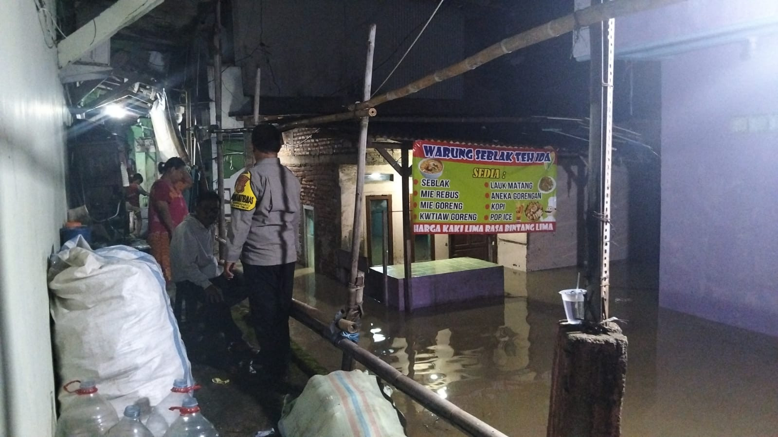 Air Kiriman Bogor Mulai Surut, Personel Polsek Rawa Lumbu Bantu Warga Margahayu Bersihkan Sisa Banjir