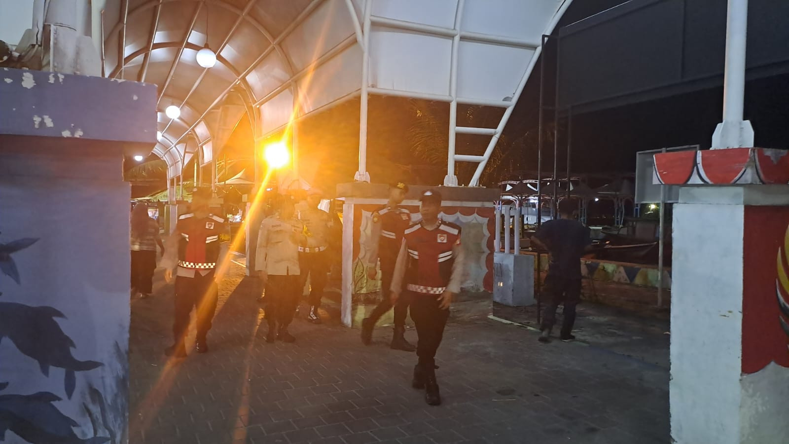 Patroli Malam Gabungan, Polsek Kepulauan Seribu Utara Perkuat Siskamling dan Sosialisasikan Layanan 110