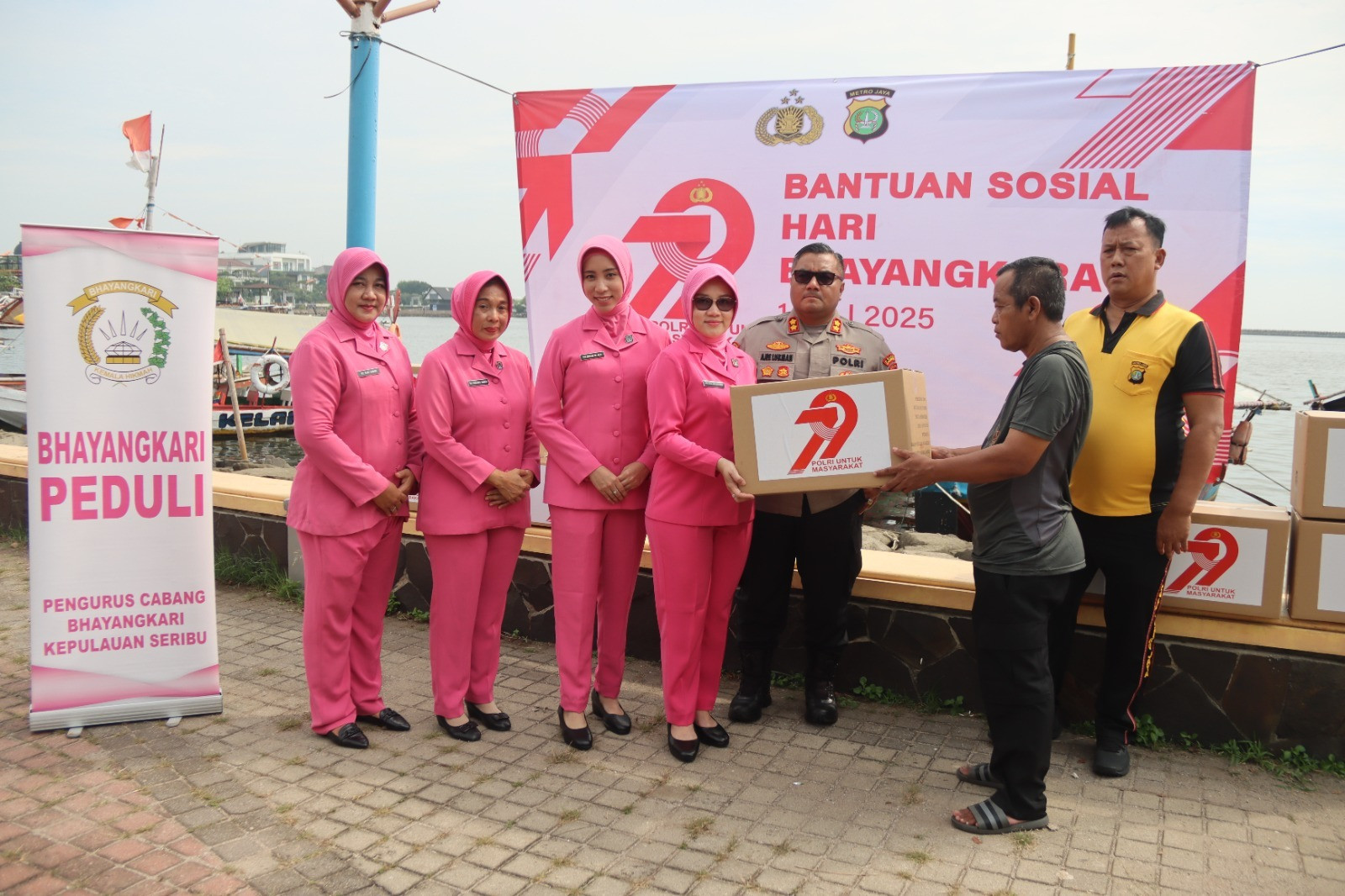 Kapolres Kepulauan Seribu Salurkan 250 Paket Bansos dalam Rangka HUT Bhayangkara ke-79