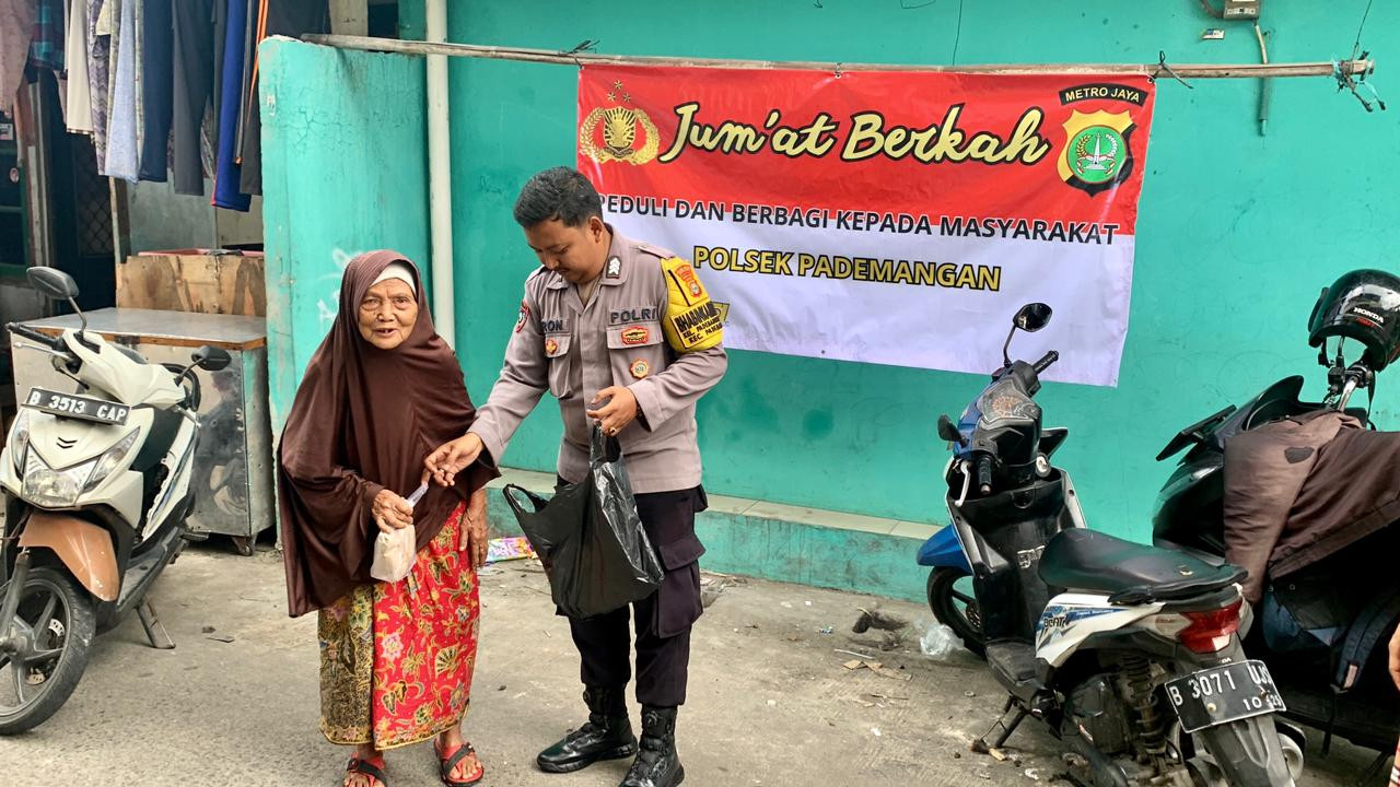 Jumat Berkah, Bhabinkamtibmas Kelurahan Pademangan Barat Sebar Kebaikan di Tengah Warga