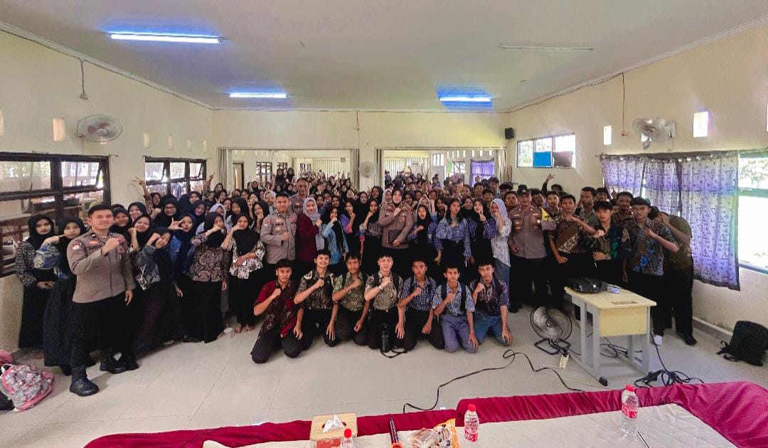 Satbinmas Polres Metro Bekasi Gelar Police Goes to School di SMA Negeri 1 Cikarang Timur