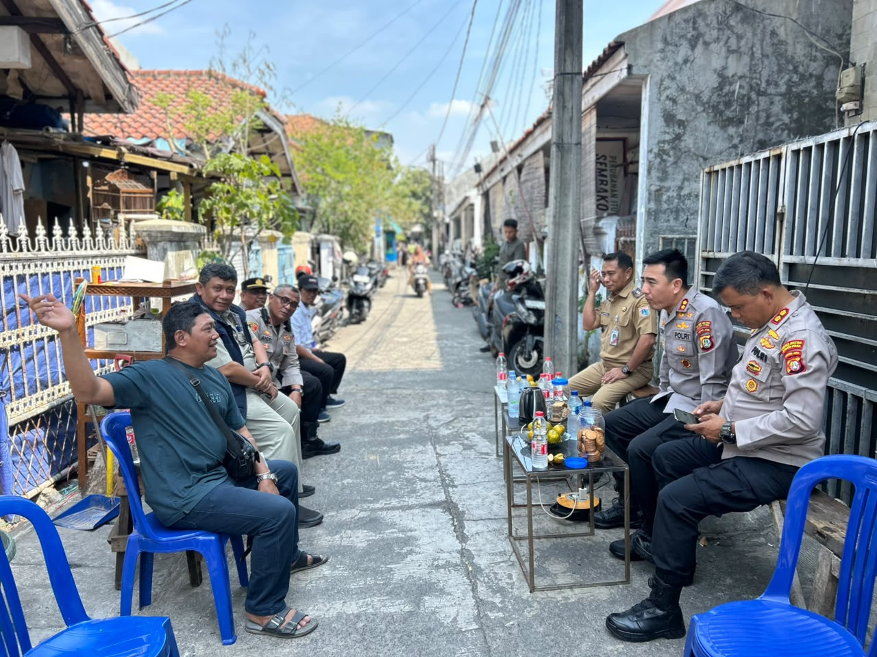 Polisi Bedah Rumah Warga di Koja Jakut, Sudin Haru Dapat Hunian Layak Jelang HUT RI