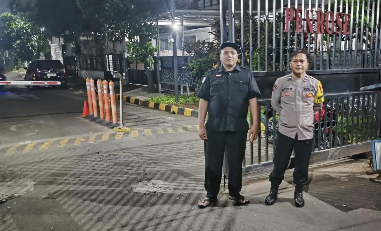 BHABINKAMTIBMAS JATIKRAMAT SAMBANGI POS SECURITY PERUMAHAN PENROSE, TINGKATKAN KEWASPADAAN WARGA