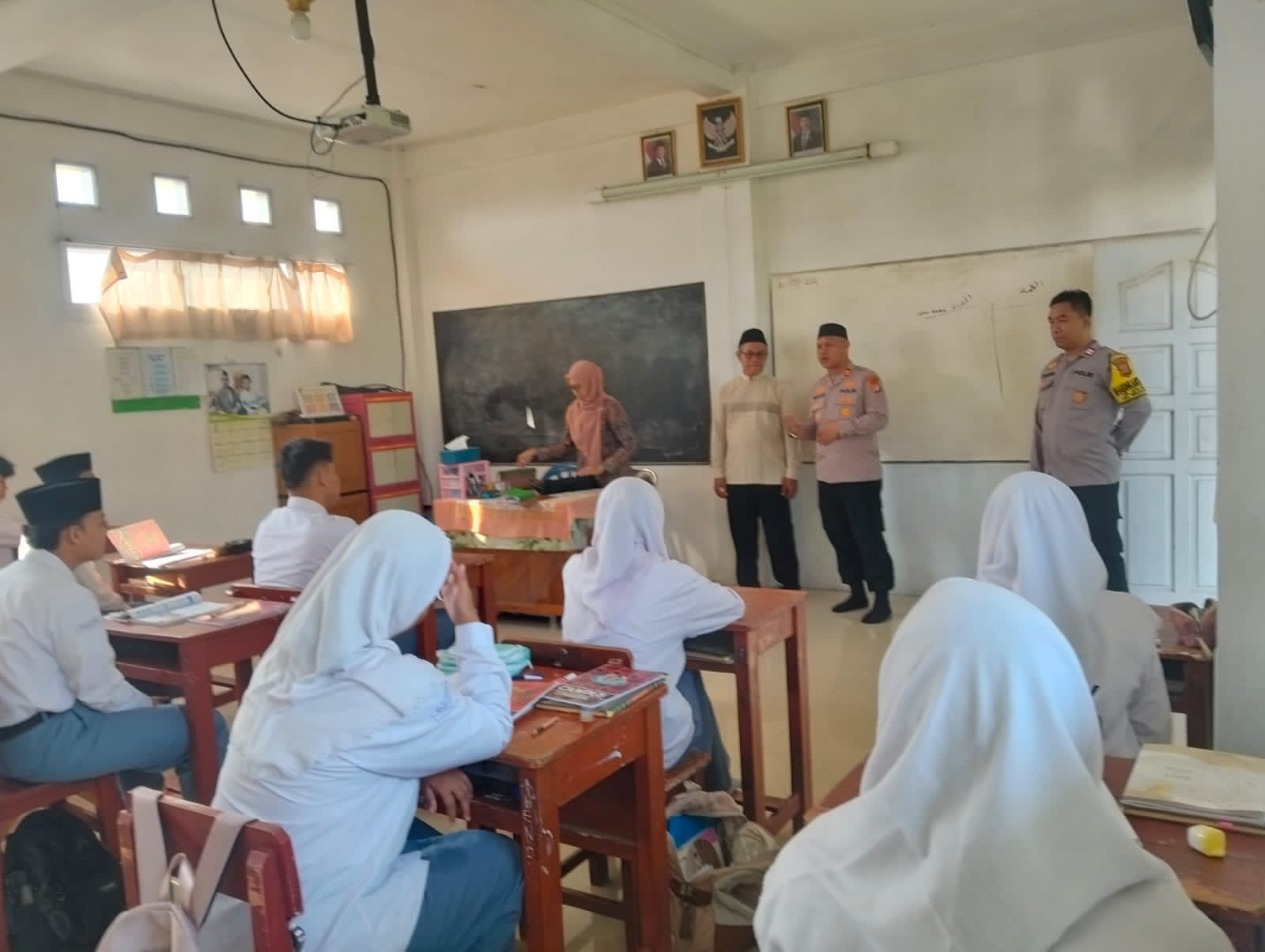 Jaga Jakarta On The Spot, Kapolsek Bekasi Barat Berikan Edukasi kepada Siswa Yayasan I'Tishom Kota Baru