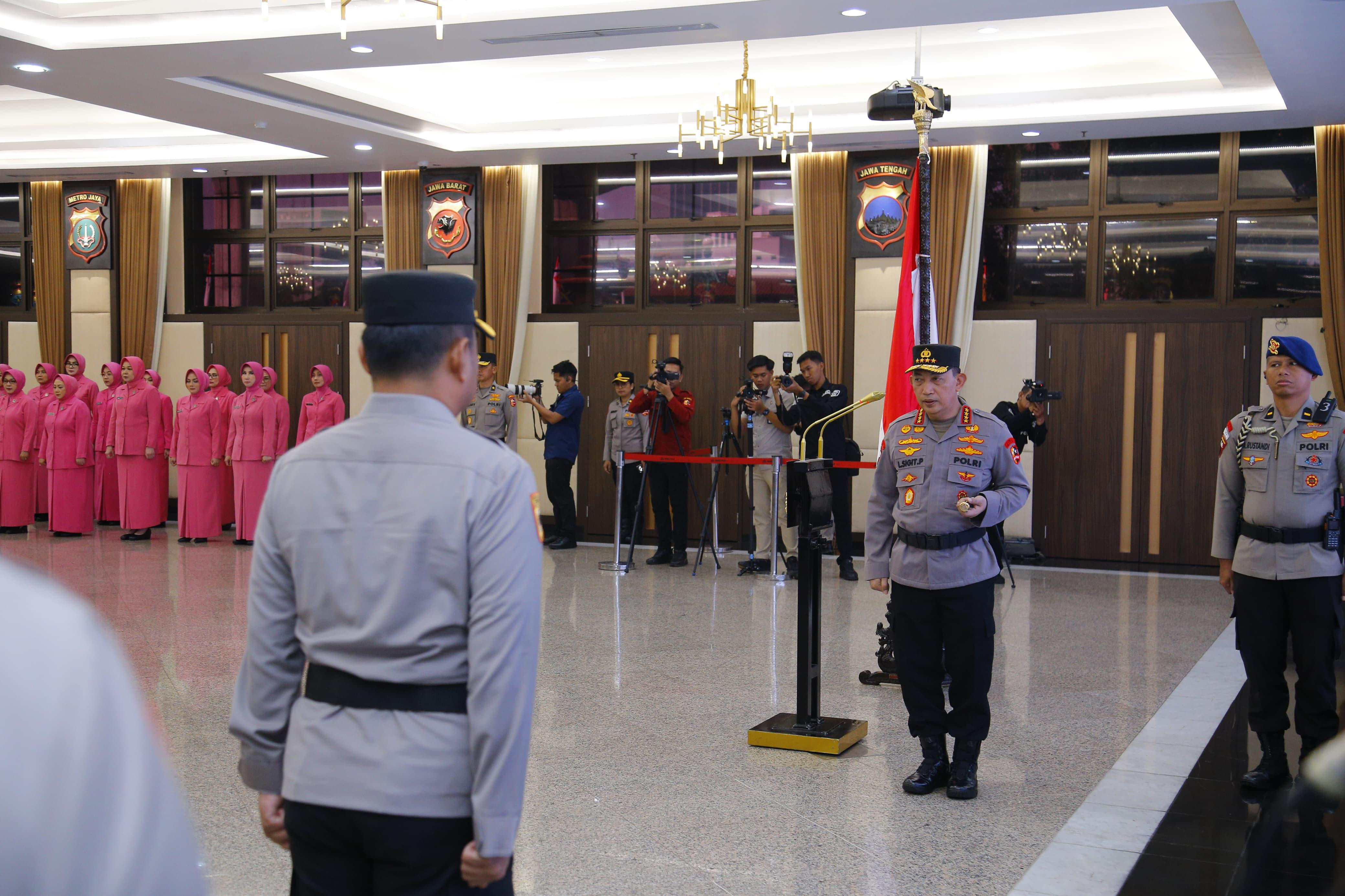 17 Perwira Tinggi Polri Naik Pangkat, Satu Diantaranya Raih Bintang Tiga