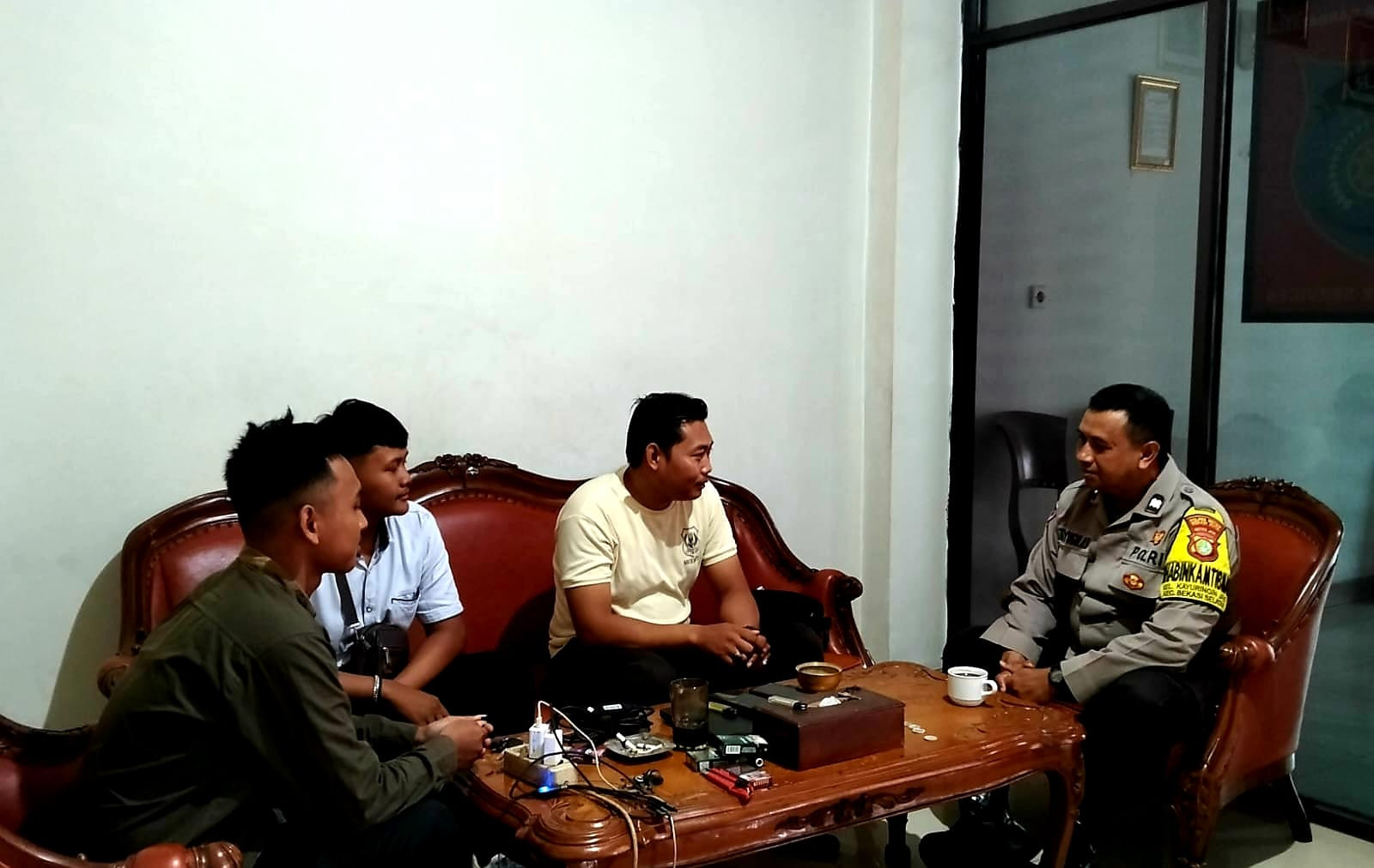 Bhabinkamtibmas Kayuringin Jaya Patroli Sambang Warga, Ajak Tingkatkan Kewaspadaan dan Peduli Lingkungan