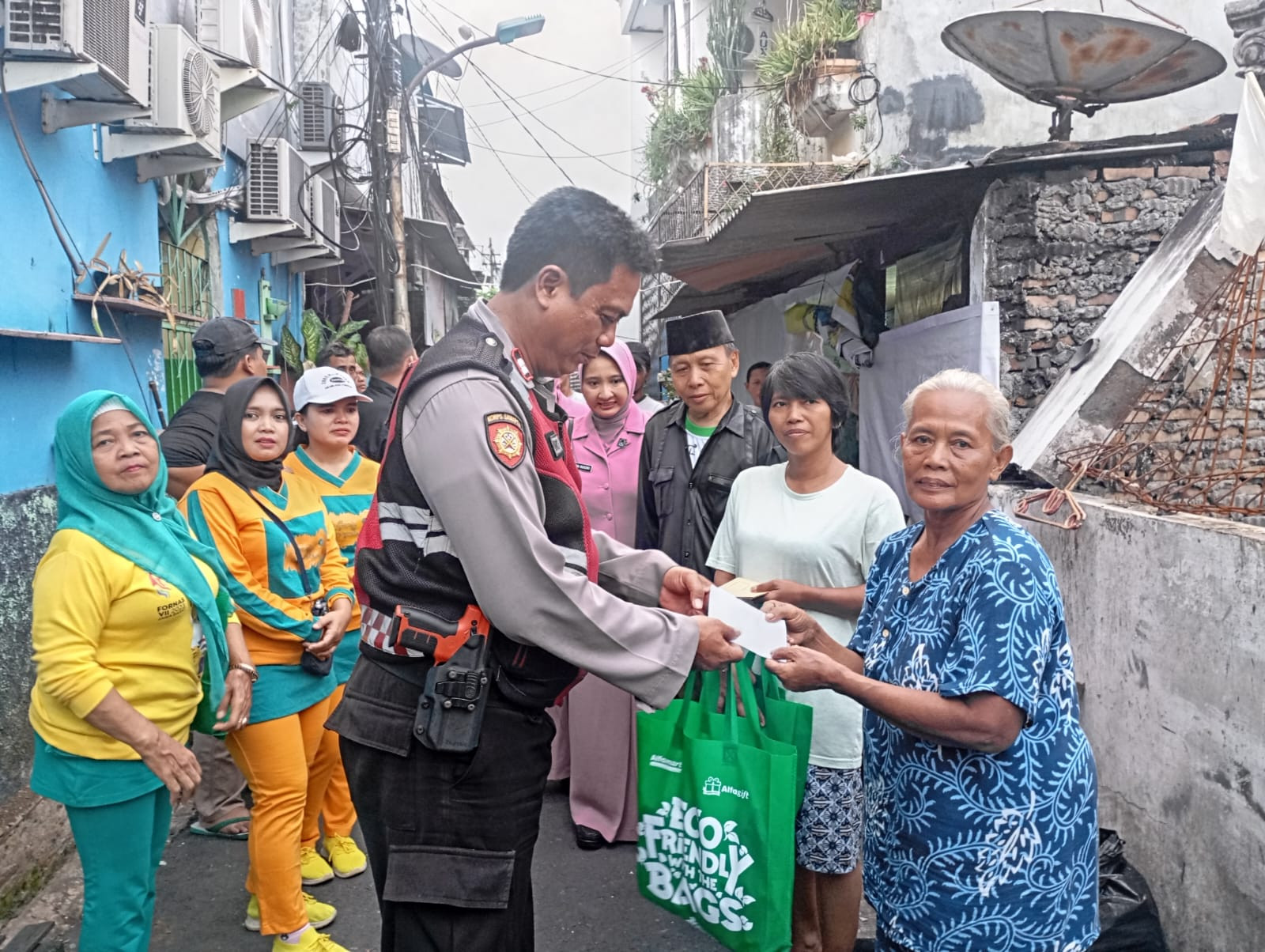 Polsek Pademangan dan Bhayangkari Beri Bantuan Langsung ke Korban Kebakaran di RW 006 Pademangan Barat