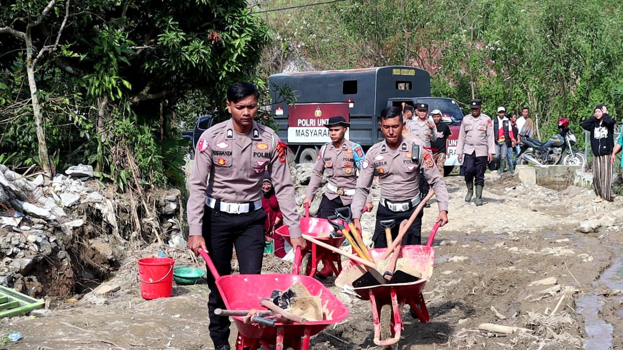 Polres Aceh Tengah Bersama Sat Brimob Polda Aceh dan GMNI Gotong Royong Pulihkan Fasilitas Layanan Kesehatan