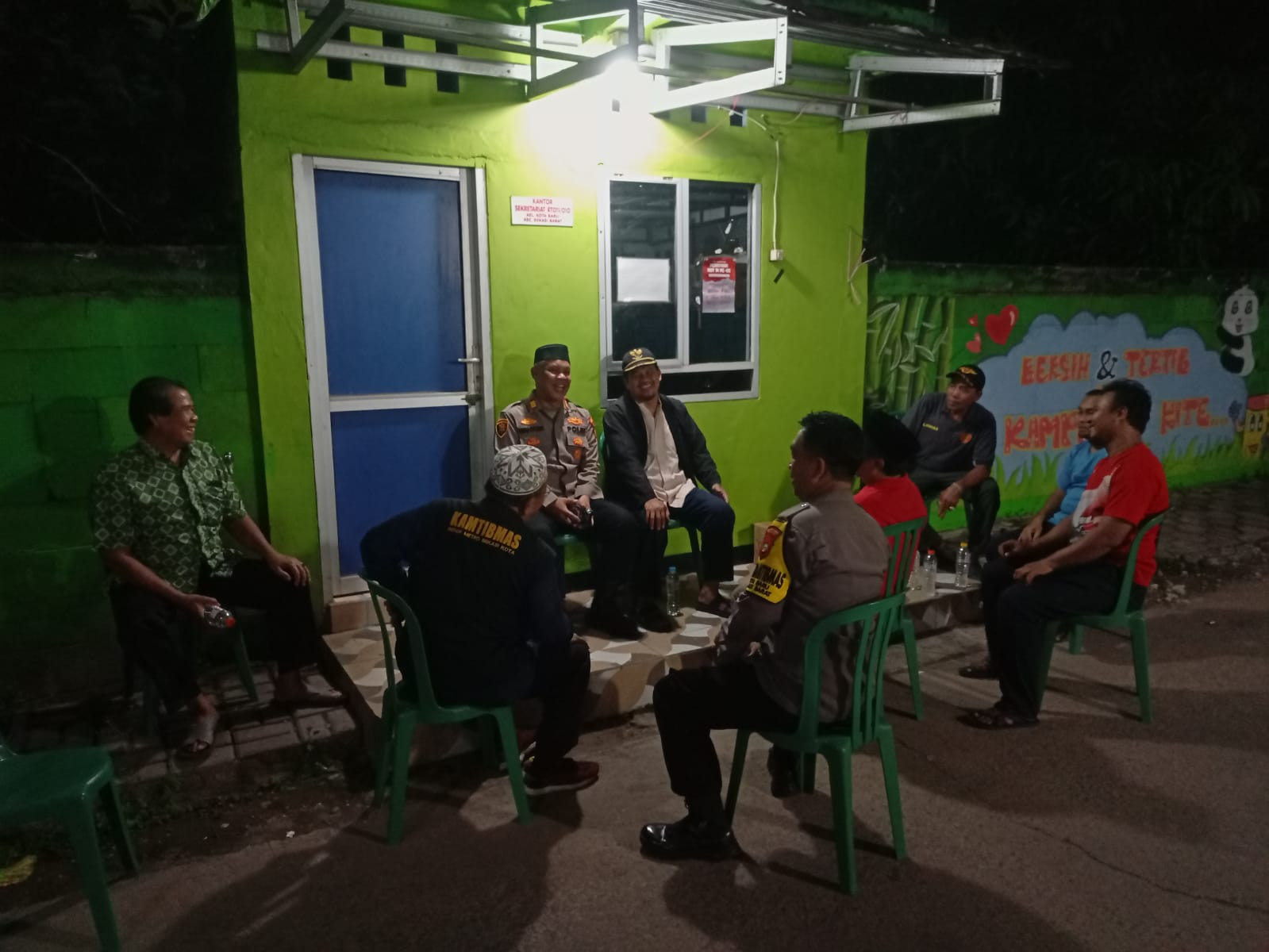 Patroli Siskamling di Kotabaru, Kapolsek Bekasi Barat Ajak Warga Guyub Jaga Lingkungan