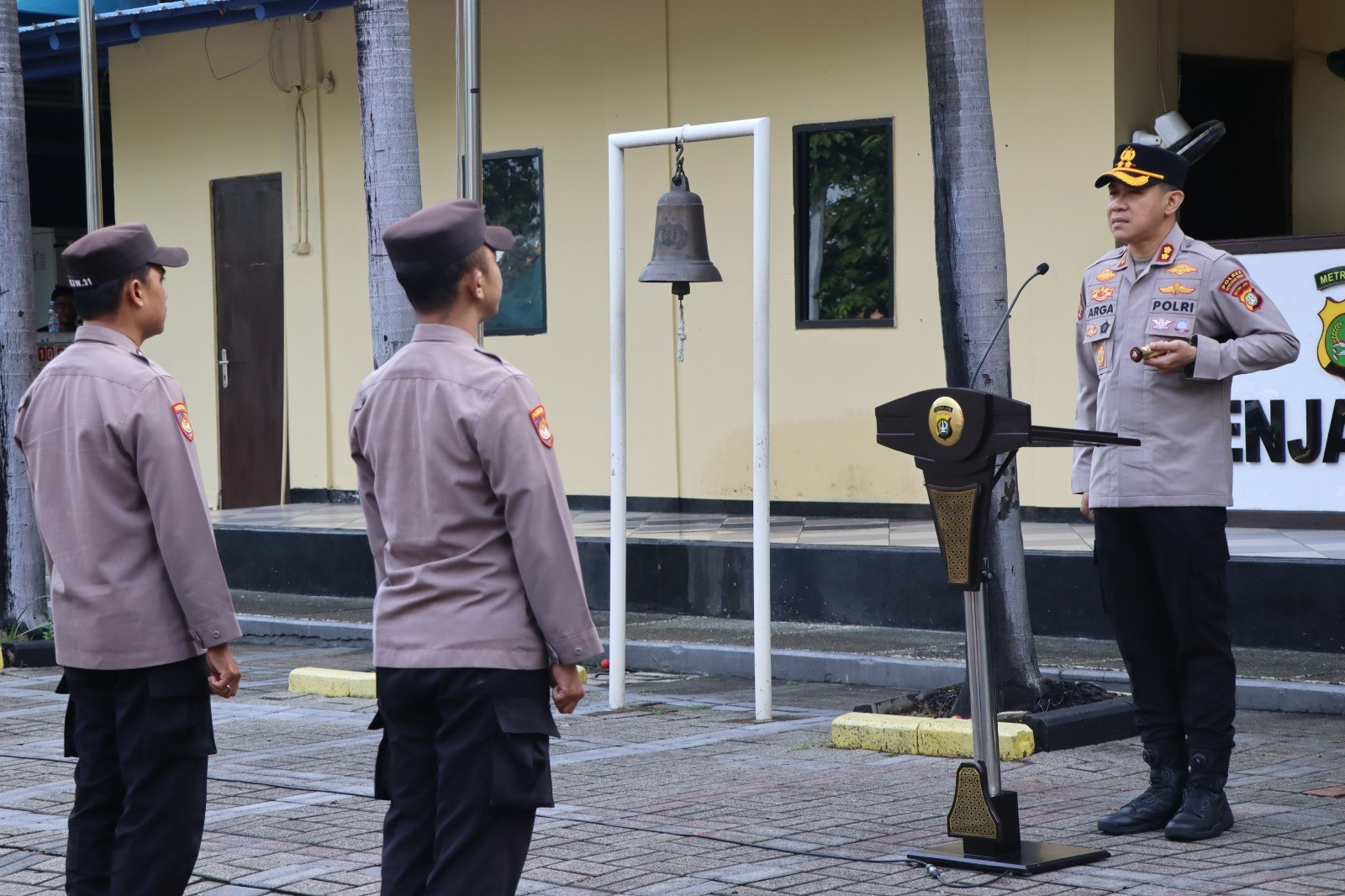 Kapolres Kepulauan Seribu Berikan Apresiasi dan Arahan pada Apel Pagi