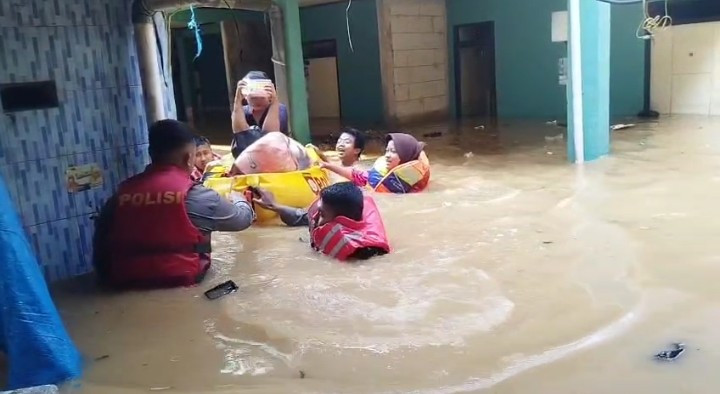 Polda Metro Jaya evakuasi 254 Warga Kebon Pala yang mengalami musibah Banjir