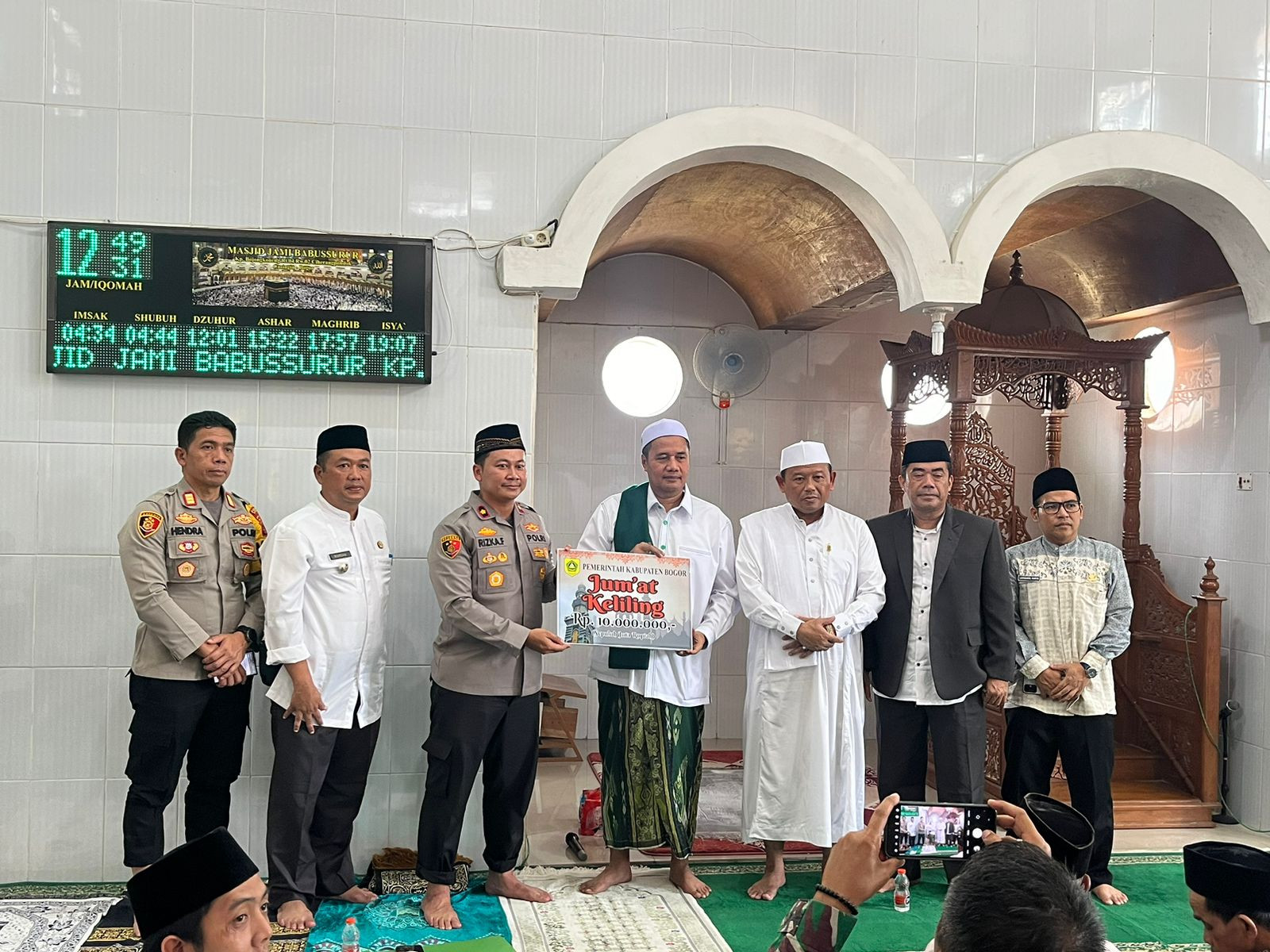 Polres Bogor Bersama Pemkab Bogor Gelar Jum’at Keliling di Caringin, Wujudkan Kamtibmas dan Kebersamaan