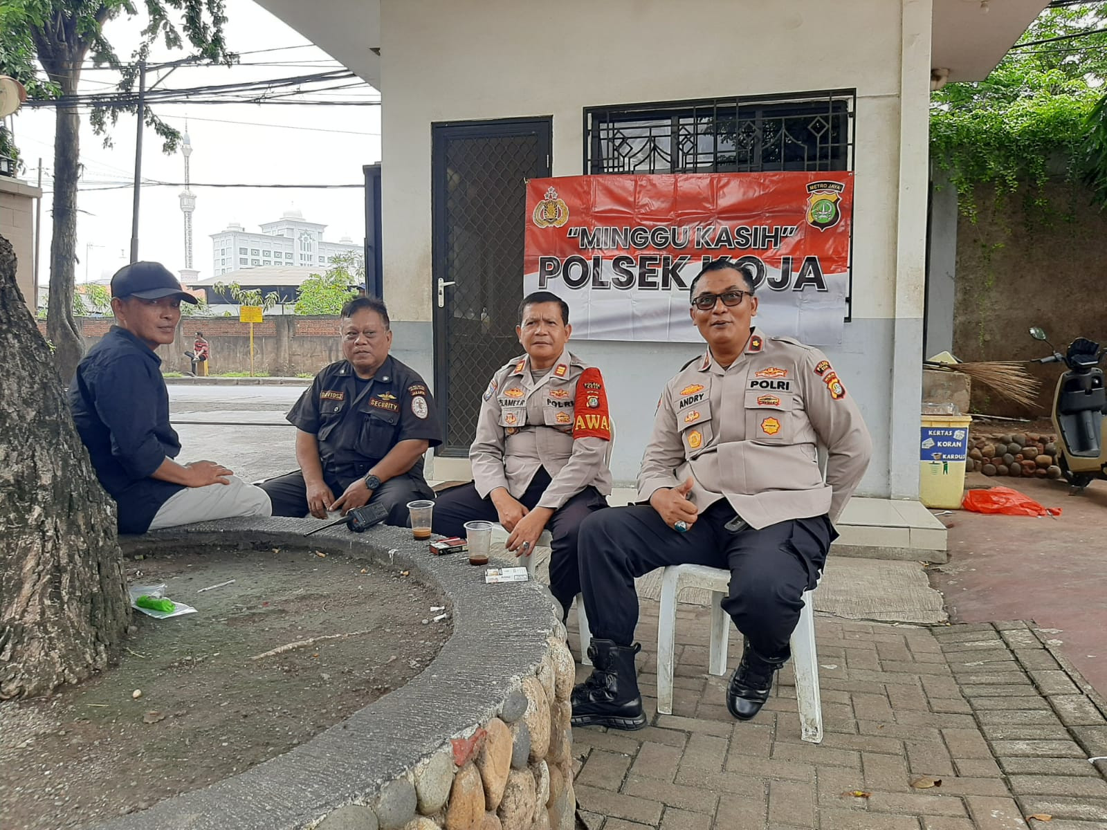 Minggu Kasih: Polsek Koja Jalin Silaturahmi dan Perkuat Harkamtibmas di Gereja Salib Suci