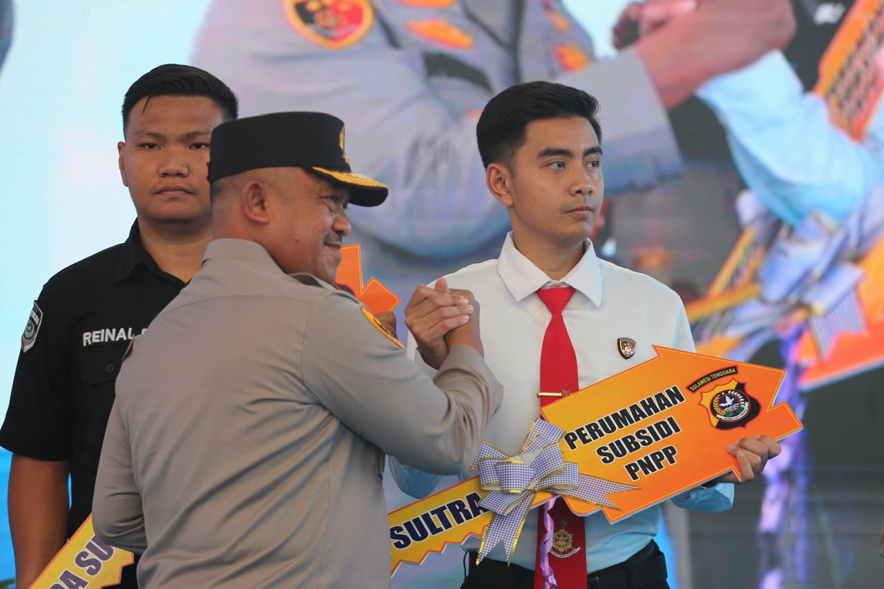 Dukung Asta Cita Presiden Prabowo sebagai Prioritas Nasional, Polri Serahkan 378 Unit Perumahan bagi PNPP dan Masyarakat di Sultra